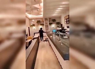 Chaos at a hotel in the Dominican Republic: An employee destroys the buffet