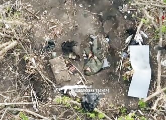 Un drone ukrainien largue une bombe à côté d'un soldat endormi