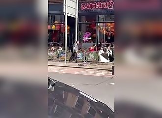 Ce fou s'attaque à des inconnus dans la rue, karma lorsqu'il s'en prend à la mauvaise personne