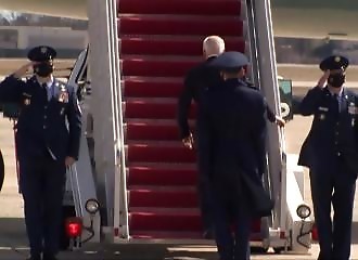 Joe Biden chute à 3 reprises dans l’escalier d’Air Force One