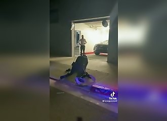 Hahaha : Il refuse de se coucher au sol, le policier lui apprend le respect !