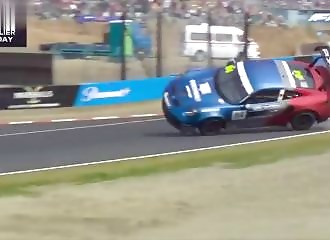 Scary crash in Japan: A Porsche smashed to pieces just before the F1 race!