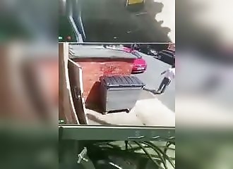 Surpris en train de chier derrière une poubelle, un homme est prié de tout ramasser !