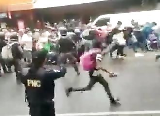 Un cordon de sécurité de la police cède sous la pression des migrants (Guatemala)