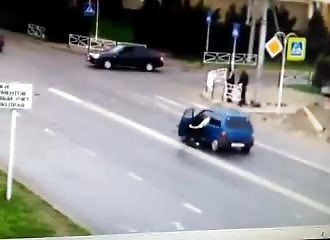 À six dans une toute petite voiture, des jeunes provoquent un accident et prennent la fuite