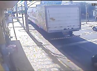 La remorque d’un camion détruit tout sur son passage