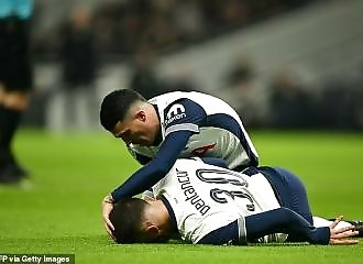 Le joueur de foot Rodrigo Bentancur reste ko au sol après une mauvaise chute