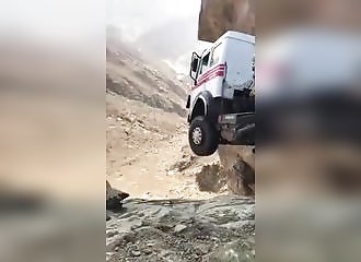 Après une brutale sortie de route, un camion se retrouve suspendu au-dessus du vide
