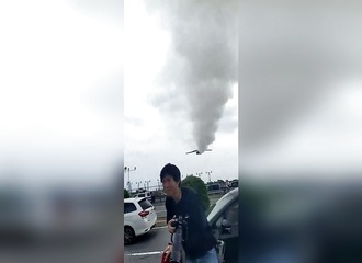 Japon : le passage ultra-bas du Blue Impulse qui surgit de nulle part lors du festival aérien