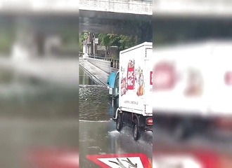 Un livreur Picnic éclabousse copieusement un cycliste en pleine rue
