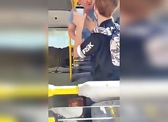 Il se fait agresser dans un bus, regardez sa réaction !