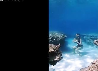 Faire du fitness sous la mer en retenant sa respiration pendant près de 5 minutes (Hawaï)