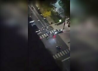 Des voyous en motocross tirent sur un automobiliste effrayé
