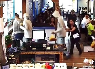 Une bande sort d'un restaurant sans payer la note