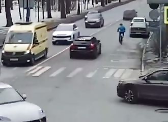 Vidéo : Homme à vélo projeté par une portière et traîné par un SUV (Public averti)