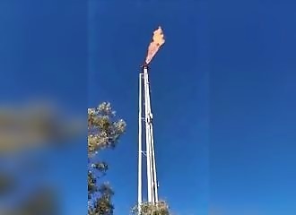 Enflammer une torchère avec un tir de fusée