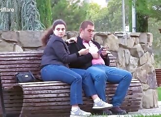 Géorgienne en legging ultra sexy se promène dans un parc