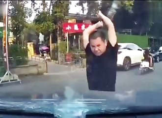 Il n'aurait pas du se frotter à un SUV !