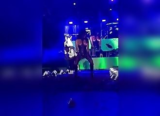 Seins nus, cette artiste quitte la scène parce qu'elle n'a pas envie d'être là !