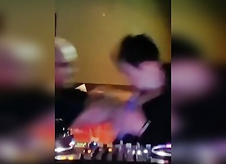 Un deejay attaque un jeune homme qui s'intéresse à son matériel