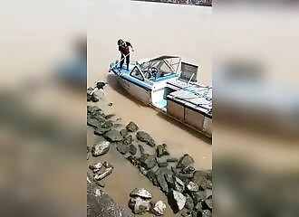  Chinese river police use special boats to recover drowned bodies (Warning - shocking) 