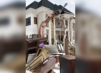 Pour ne pas laisser la maison à son ex-femme, il détruit tout !