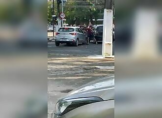 He tries to assault a motorist with a machete, but the latter does not intend to let him! (Warning - shocking)