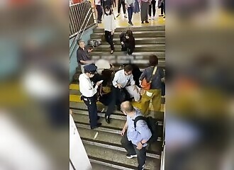 des passagères maîtrisent un voyeur surpris dans le métro de tokyo