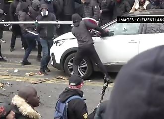 Des racailles cassent la voiture d'un médecin lors des manifestations du 7 mars