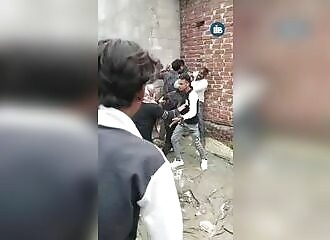 Des indiens en train de se battre provoquent l'effondrement d'un toit
