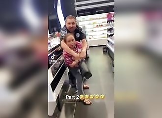 Une voleuse mord un agent de sécurité pour s'enfuir