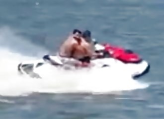 He goes jetskiing drunk and without knowing how to swim: He drowns