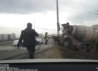 Une femme se fait renverser par un camion malaxeur (Russie)