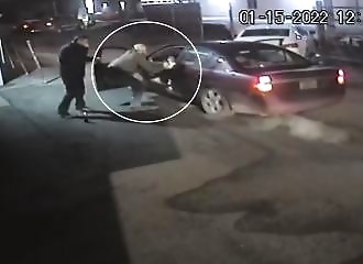 Des officiers de police saouls violentent un homme à la sortie d'un bar