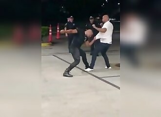 Des policiers regardent un combat sans intervenir