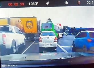 Un camion percute un bus en panne à une intersection