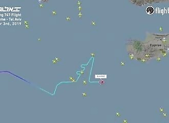 Un pilote dessine un avion dans le ciel