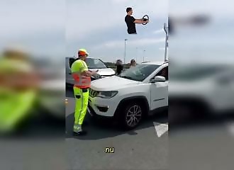 Dispute at a roadblock: Officer dragged on the hood for several meters