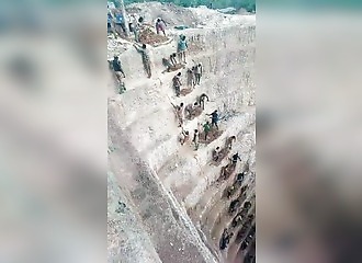 Human chain at the bottom of a mine: striking images of artisanal mining