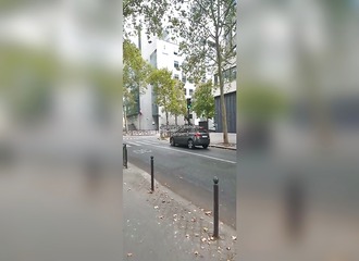 Ce policier croit bloquer la route parisienne avec un simple ruban, les voitures s'en moquent