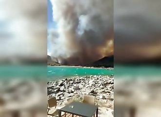 Tourists evacuate Sardinia after massive beach fire
