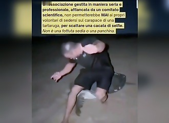 Il monte sur une tortue géante pour une story Instagram, la police l'attend à l'aéroport