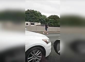 Un policier de l'État de Washington neutralise un fou armé d'un marteau