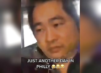 Il fait l'erreur de donner la nourriture avant d'être payé, deux voyous se moquent de lui