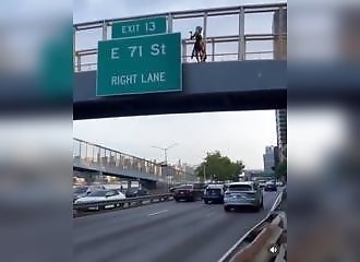 Elle twerke en string à coté d'un panneau de signalisation