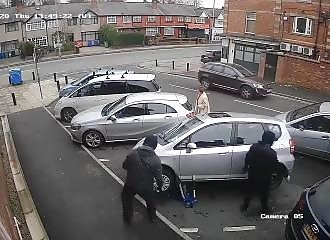 Sans se soucier des passants, des voleurs dérobent un pot catalytique