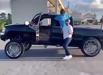 Idiot écrasé par son propre pickup alors qu'il fait un Tiktok