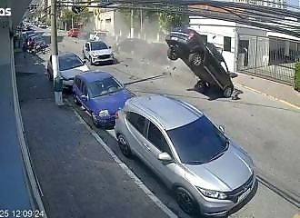 a pickup truck takes off over a speed bump and collides with 11 vehicles in são paulo