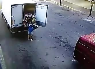 Un chauffeur-livreur se fait ensevelir sous des kilos de fruits