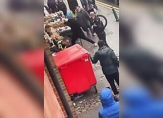 Un marchand vient en aide à des policiers anglais attaqués